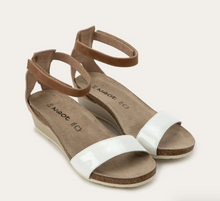 Load image into Gallery viewer, Pixie-Porcelain Patent Leather Ivory/Latte