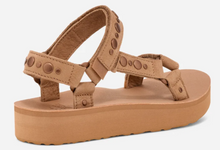 Load image into Gallery viewer, Midform Universal Studded Sandal- Tanzine