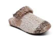 Load image into Gallery viewer, Mia Closed Toe Slipper - Tan/Plaid
